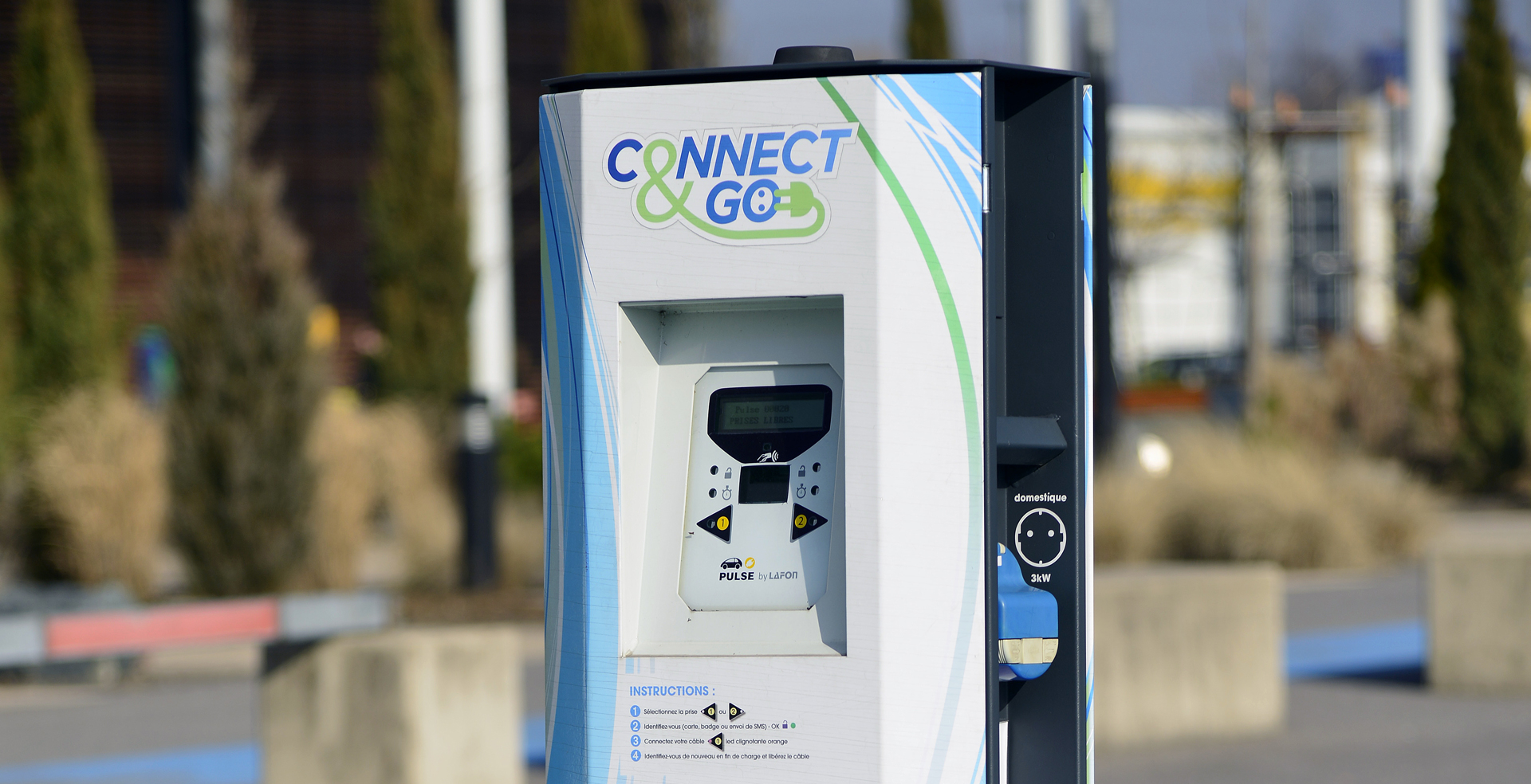Borne de recharge pour voiture électrique Connectgo UEM Metz